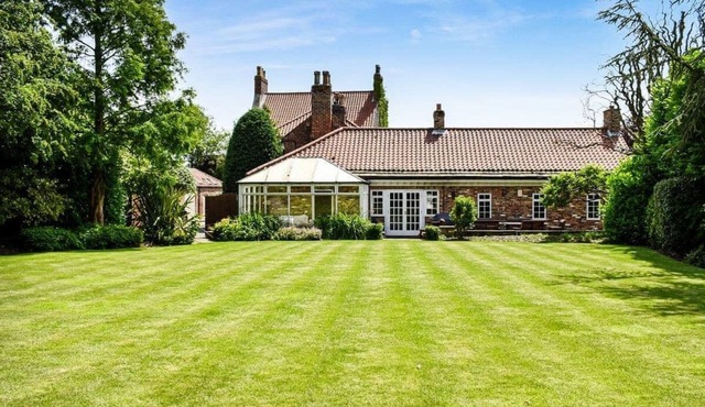 Large open plan cottage in conservation village just outside York. 3 night deals