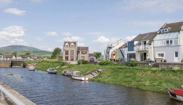 LAZEY COTTAGE, pet friendly, character holiday cottage in Haverigg
