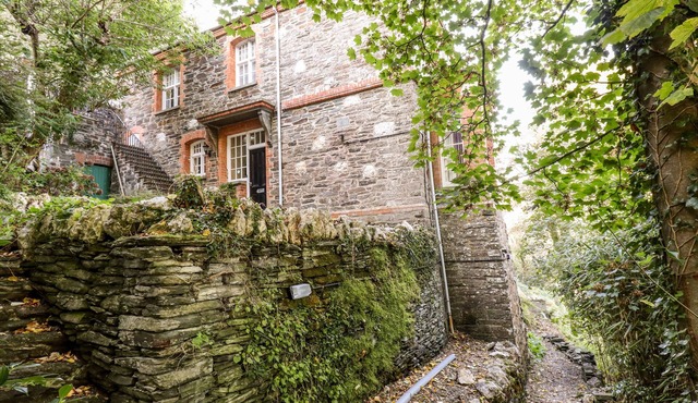 LEWARNE, pet friendly, character holiday cottage in Boscastle