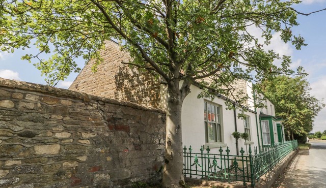 LONDESBOROUGH COTTAGE, pet friendly, with open fire in Scarborough