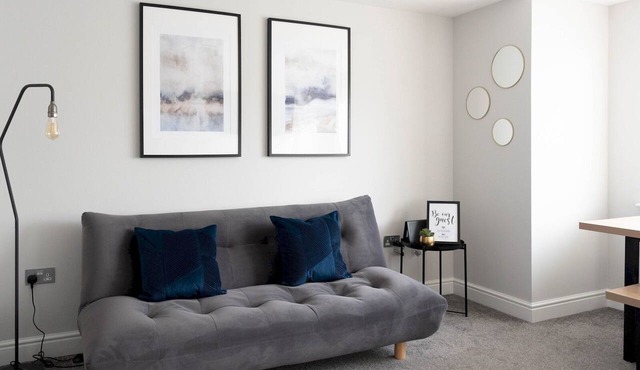 Lovely, comfortable 2-bed Braehead - free parking - Pass the Keys