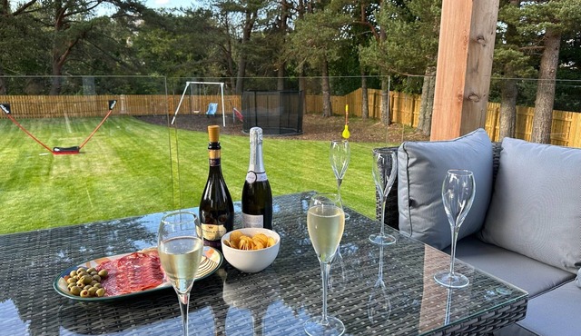 Luxurious, spacious 4 bed lodge in Carrbridge with large private garden-sleeps 8