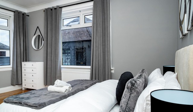 Luxury 5BD, Gym, Parking, Bus to Airport, Sleeps10