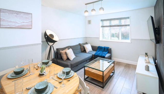 Modern 3BR with Fast Links to Central London & Free Parking