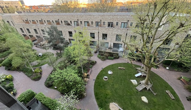 Modern & Large 1b Apt with Balcony & Courtyard