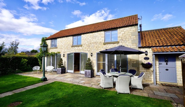 OAK TREE BARN, pet friendly, with open fire in Thornton-Le-Dale