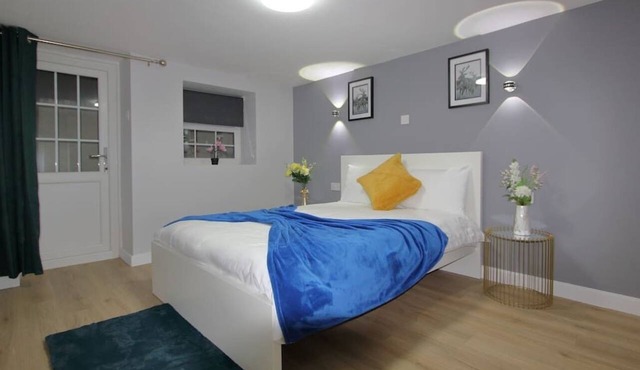 Oasis, Central Self Contained Flat by CozyNest