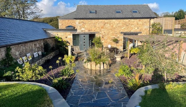 Peaceful Cornish Hideaway with hot tub. Sea views from our hilltop garden.