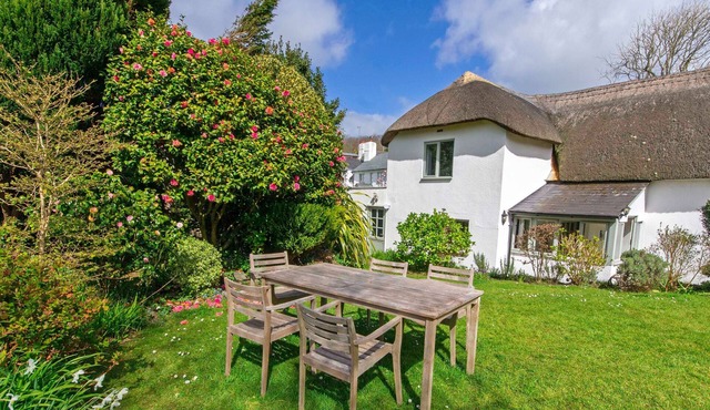 Perrymans Thatched Cottage Sleeps 6 | Dog Friendly