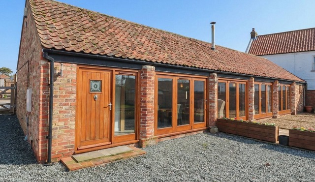 PILLAR BARN, pet friendly, with open fire in Bridlington