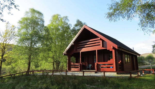 Pine Lodge Cosy Cabin With 2 Bedrooms. Open all year. 15 miles from Fort William
