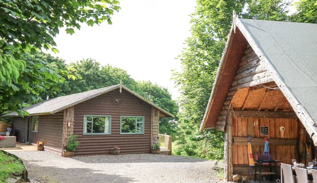 POND FARM WOODLANDS, pet friendly, with hot tub in Ugthorpe