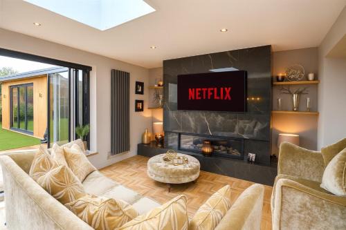 Premium 4BR House Sleeps 8, Garden & Parking