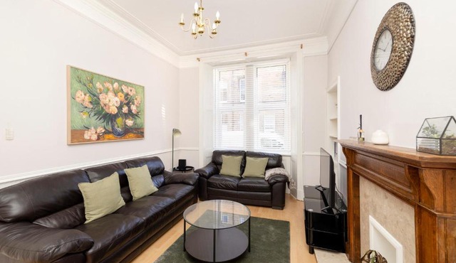 Refined 2-Bed Flat with Classic Edinburgh Charm