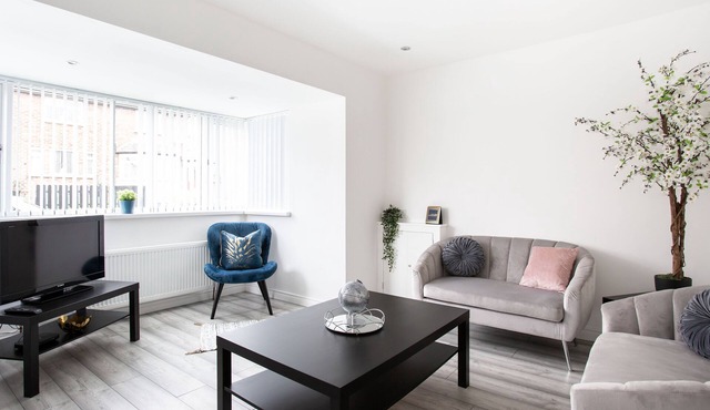 Refurbished Belfast Home, 10 mins from centre with parking!