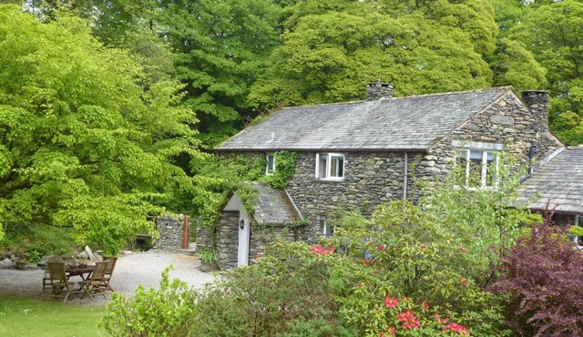 RIVERSIDE COTTAGE STUNNING LOCATION WITH HOT TUB
