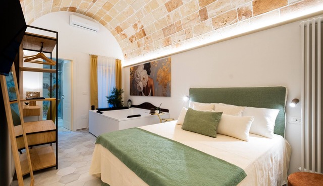 Room 'Celine Dimora e Suite' with Jacuzzi, Sky TV, Wi-Fi, and Air Conditioning