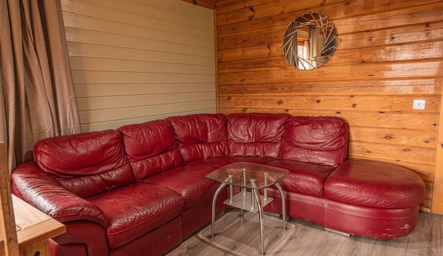 Rustic Lodge retreat with Hot Tub, Sleeps 6