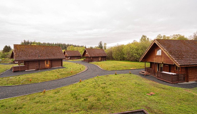 Rustic Lodge retreat with Hot Tub, Sleeps 6