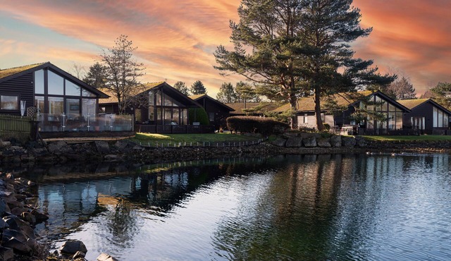 Sandmartin Lodge a lakeshore haven @ Pine Lake Resort