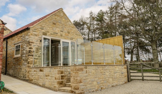 SHIPPON, romantic, character holiday cottage in Beadlam
