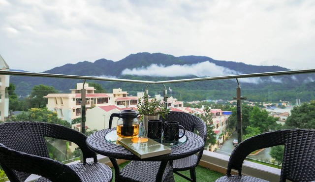 Spacious 4-bedroom apartment in enjoyable Rishikesh with fitness room, WiFi
