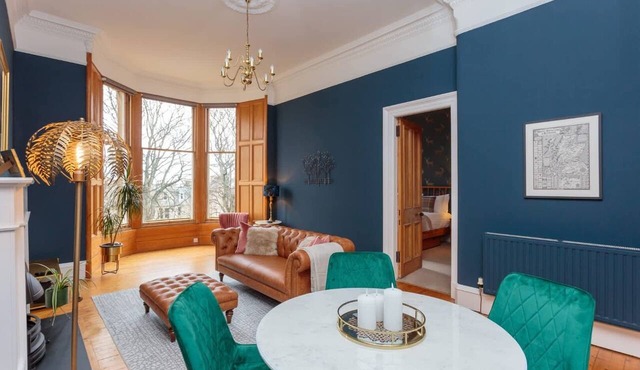 Spacious drawing room apt, 10 mins to Princess st.
