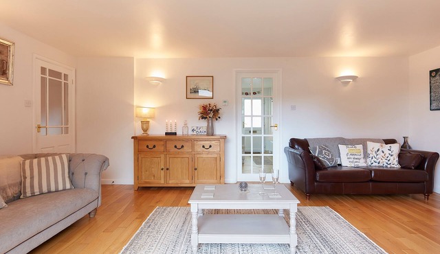 SPRINGFIELDS BUNGALOW, pet friendly, with pool in Tedburn St Mary