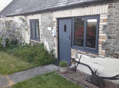 Stable Cottage, Cosy Devon Retreat for Couples or Small Families with Indoor heated Pool, Tennis Court, Direct Access to the Tarka Trail for cycling