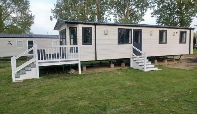 Static Caravan 2 Bed Sleeps 6 Overlooking Water
