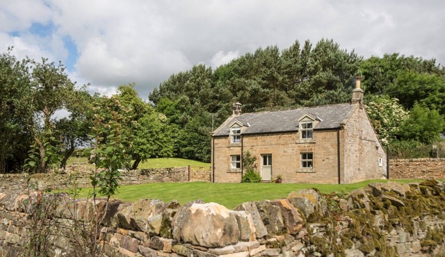 Stone Built Cottage with Large Enclosed Garden & Private Lake Area