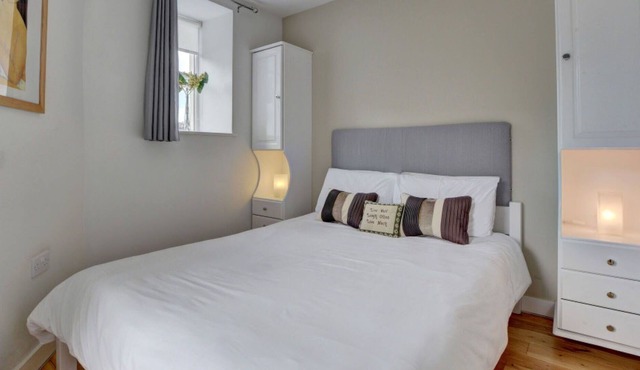 Stunning private villa for 3 people with WIFI, TV, balcony, pets allowed and parking
