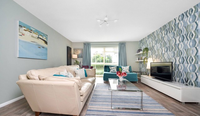 Surbiton modern 2 bedroom flat with parking