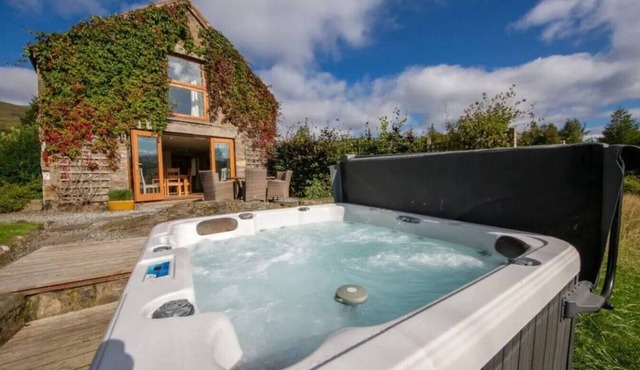 The Barn on Loch Tay - Hot Tub