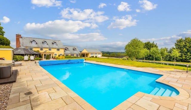 The Devonshire - Six Bedroom Villa, Sleeps 12
