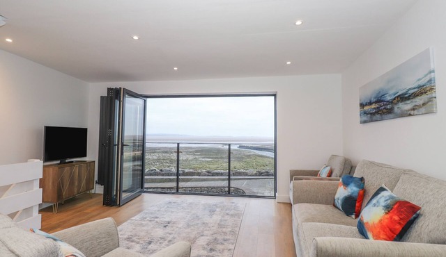THE LOOKOUT, pet friendly, country holiday cottage in Haverigg
