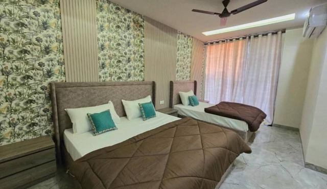 Zipcode Stay : Deluxe Triple Room