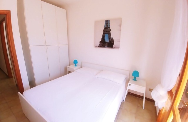 Terraced house a stone's throw from the sea (Int. 5)
