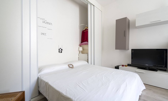 Conversano Apartment | Apartment "Còmme a Ccàste in the City Center" with Balconies & A/C