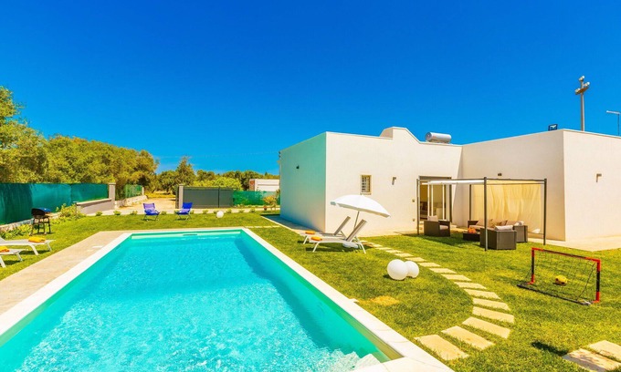 San Vito dei Normanni Villa | Beautiful private villa with A/C, WIFI, pool, TV, veranda and pets allowed, close to Ostuni