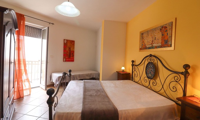 Otranto House | Holiday Home 'Casa Samira A Otranto' with Balcony and Air Conditioning