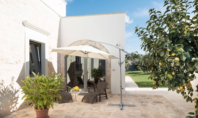 Ceglie Messapica Villa | Masseria Il Mandorlo Fiorito "Villa Fico": x 4. Infinity pool.