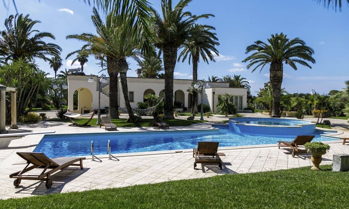 Nardo Villa | Stunning private villa with WIFI, A/C, private pool, hot tub, TV, patio and pets allowed