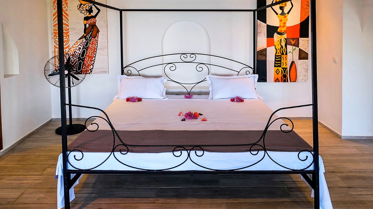 Photo of Bedroom in Hell-Ville