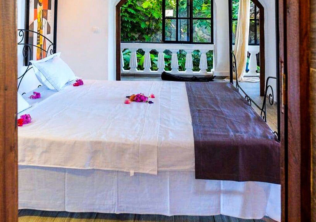 Photo of Bedroom in Hell-Ville