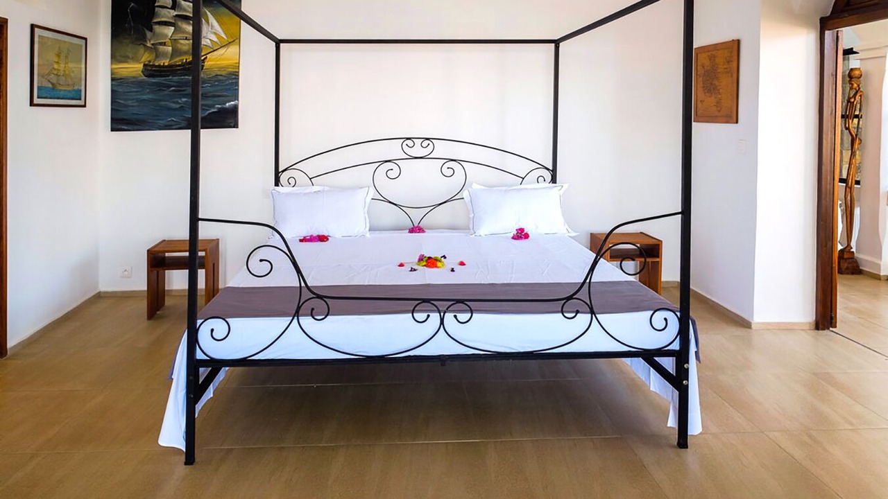 Photo of Bedroom in Hell-Ville