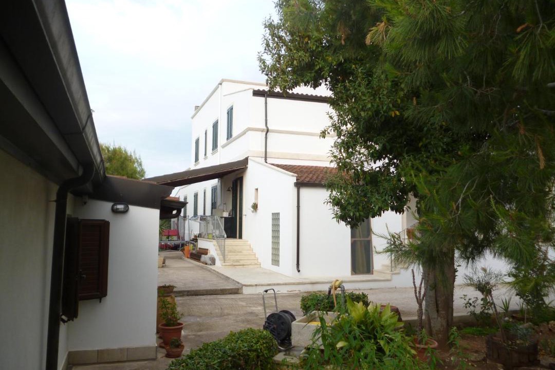 Photo of Buildings in Aradeo