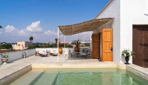 Queen Suite with Pool View