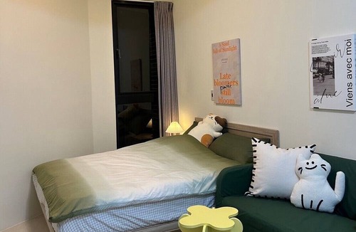 Banqiao Apartment | Newly Designed Cozy Vintage Apartment -Blue Line JiangZicui station